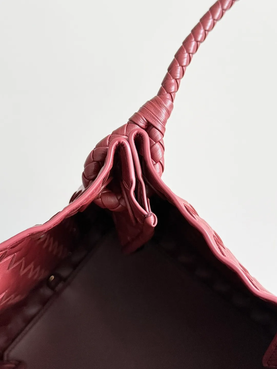 Batch 2660 24 early autumn new model Andiamo Parachute woven leather is made of folded stitching at the four corners # Craftsmanship and creativity. The large size is atmospheric and practical. One of the must-selects for BV. It has a large space, can hold a computer, the shoulder strap is thick, and the upper shoulder is very comfortable. The large parachute upper body is real shot and can be carried on the back. The upper body is versatile and cute☺️ Style number: 796571 Size: 30*26*20cm